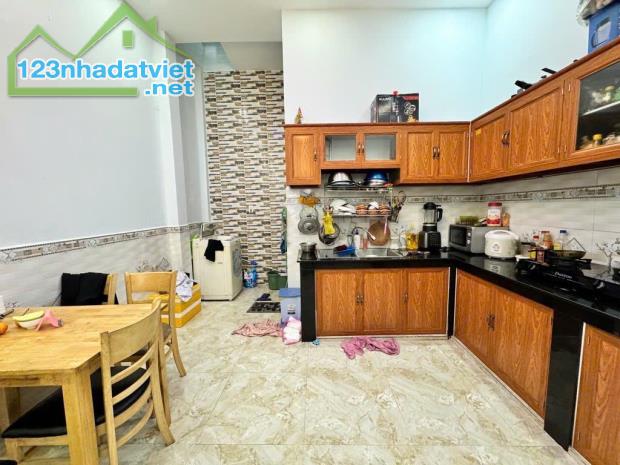 Bán nhà giápTân Bình,Chỉ 6tỷ,60m2, 4x15, 2 tầng,sát mặt tiền Nguyễn Tư Giản,Nhà đẹp - 2
