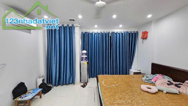 Bán Tòa nhà CHDV 250m2 Thái Thịnh Đống Đa giá chỉ 80 tỷ mặt tiền 16m
