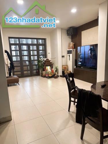 VIP XUÂN LA, TRƯỚC NHÀ ĐỖ 5 Ô TÔ, KHU YÊN TĨNH, Ở SƯỚNG SẴN Ô CHỜ THANG MÁY.