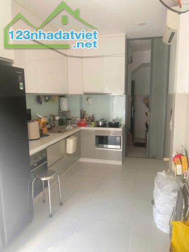 Bán gấp nhà đẹp quận 3: 11 tỷ - Cách Mạng Tháng Tám-Diện tích: 42m2 ngang khủng 5.6m. -1