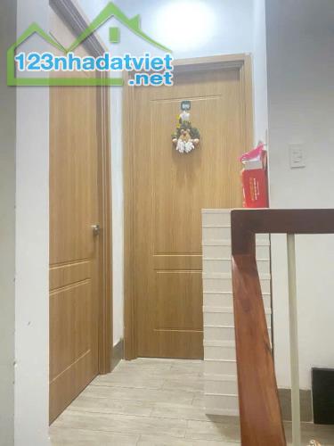 Bán gấp nhà đẹp quận 3: 11 tỷ - Cách Mạng Tháng Tám-Diện tích: 42m2 ngang khủng 5.6m. -1 - 4