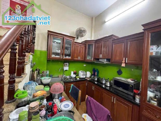 Trung tâm Đống Đa 50m2 * 4Tầng - Sổ đỏ chính chủ - Chỉ 1 nhà ra phố - Nhỉnh 12 tỷ. - 3