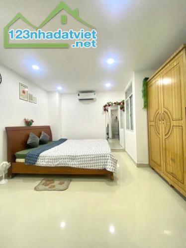 CHDV 5 TẦNG, DTSD 200M2, 10 PHÒNG, DÒNG TIỀN 40 TR/ TH GIÁ 8.6 TỶ KẾ BÊN LOTTEMART