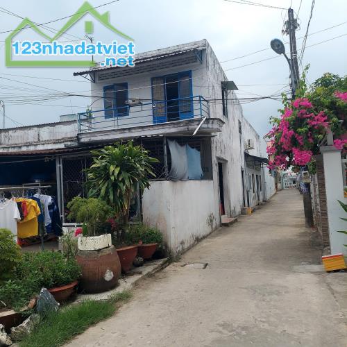 kẹt tiền bán gấp nhà đường Giáp Hải, Củ Chi 180m2 , sổ hồng riêng. Giá bán 950 triệu - 1