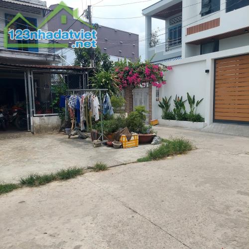 kẹt tiền bán gấp nhà đường Giáp Hải, Củ Chi 180m2 , sổ hồng riêng. Giá bán 950 triệu - 2