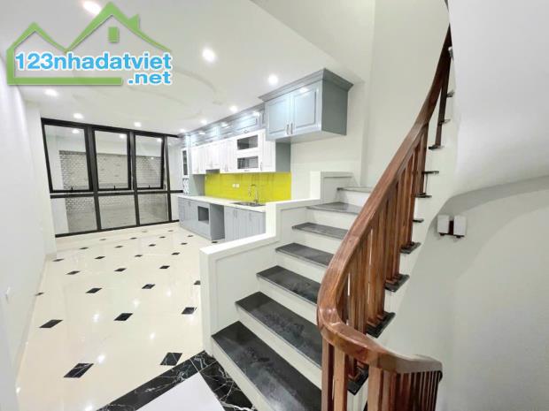 BÁN NHÀ KIM GIANG – 7 TẦNG THANG MÁY MỚI TINH – NGÕ RỘNG – GẦN Ô TÔ – CÓ BÃI GỬI XE - 8.8 - 2