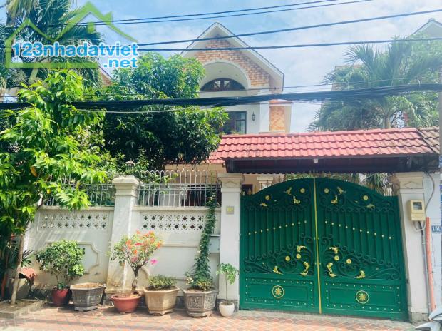 ban biet thu 15C Ngô Quang Huy, Thảo Điền, Quận 2, Tp. Thủ Đức.
-  DTKV: 203m2] - 65 TY