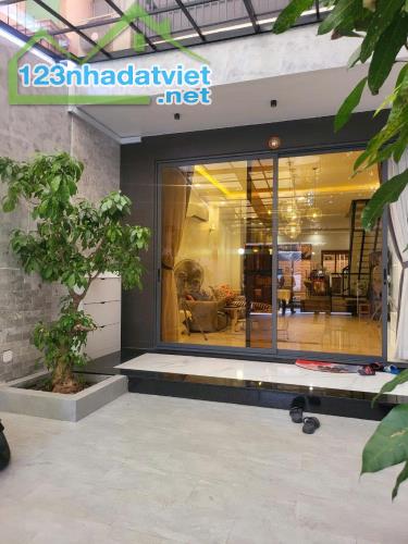 BÁN GẤP - NHÀ CÓ SÂN VƯỜN - GIÁ RẺ - CẠNH PHÚ MỸ HƯNG - 130M2  3 TẦNG - NHỈNH 13 TỶ (TLCC) - 2