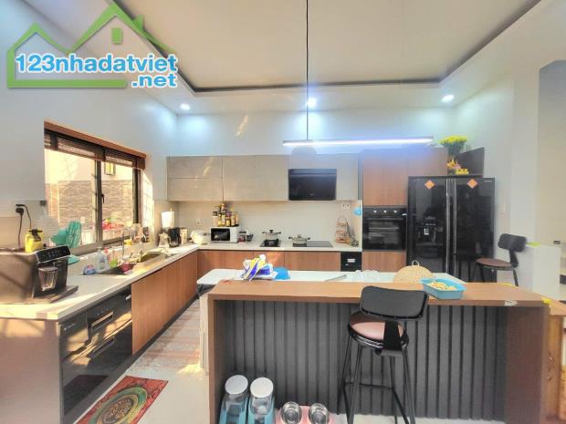BÁN GẤP - NHÀ CÓ SÂN VƯỜN - GIÁ RẺ - CẠNH PHÚ MỸ HƯNG - 130M2  3 TẦNG - NHỈNH 13 TỶ (TLCC) - 3