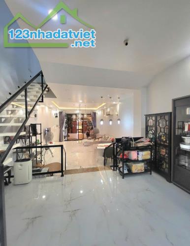 BÁN GẤP - NHÀ CÓ SÂN VƯỜN - GIÁ RẺ - CẠNH PHÚ MỸ HƯNG - 130M2  3 TẦNG - NHỈNH 13 TỶ (TLCC) - 4