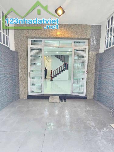 Bán nhà đẹp xe hơi, TT Nhà Bè - DT: 4m x 14m - Giá: 5 TỶ 800 TRIỆU
