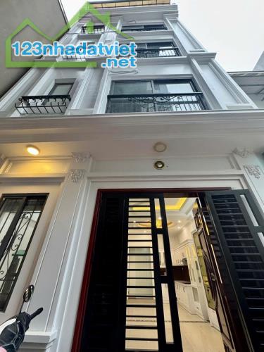 Bán nhà đẹp phố Trạm, trung tâm quận Long Biên,nhà mới tinh 45m2 x5 tầng , mặt tiền vô đối