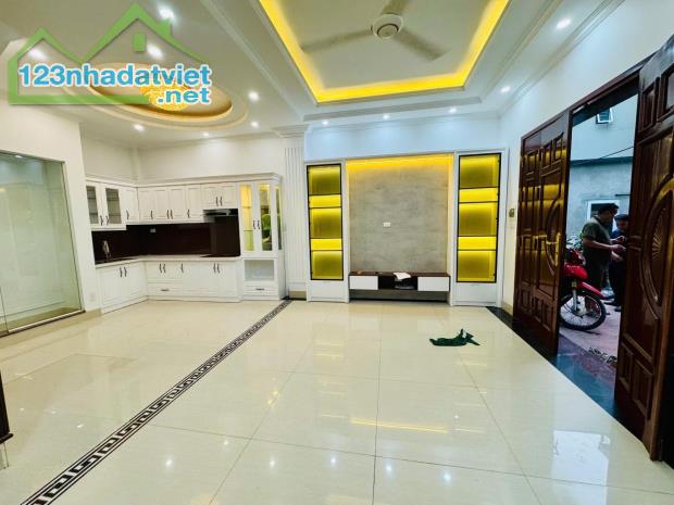 Bán nhà đẹp phố Trạm, trung tâm quận Long Biên,nhà mới tinh 45m2 x5 tầng , mặt tiền vô đối - 1