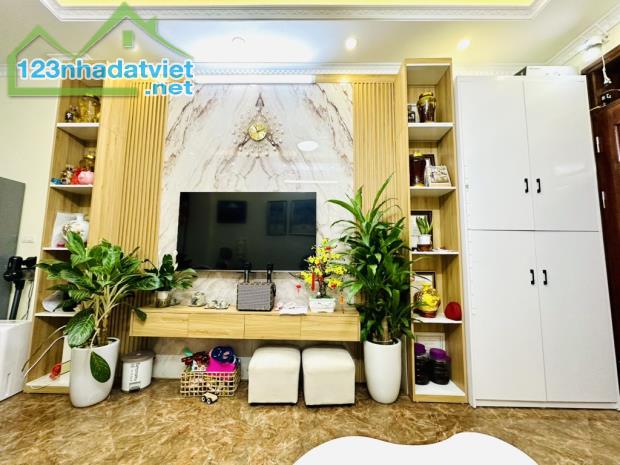 🔥🔥🔥  BÁN NHÀ THẠCH BÀN 30m2- 5 TẦNG- HƠN 5 TỶ- FULL NỘI THẤT Ô TÔ ĐỖ CỔNG.- XUNG QUANH - 4
