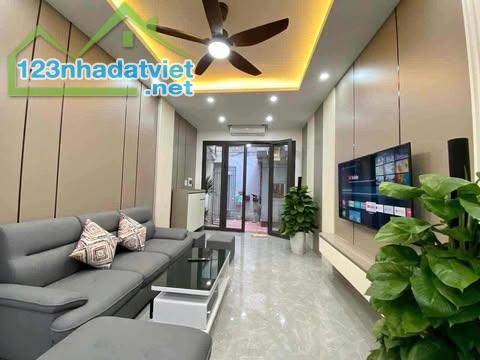 CHÍNH CHỦ CẦN BÁN CĂN NHÀ 5 TẦNG TẠI LẠC LONG QUÂN CẦU GIẤY 1 SIÊU PHẨM MÀ GIÁ CHỈ HƠN 7 Đ