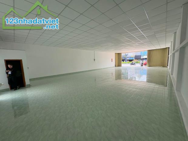 CHO THUÊ NHÀ MẶT TIỀN ĐƯỜNG NGUYỄN VĂN CỪ NGANG 10M GIÁ 35 TRIỆU