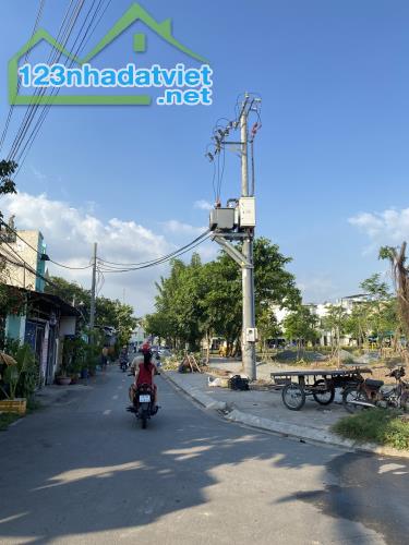 Bán Nhà Hẻm Xe Hơi Quận 9 – Căn Góc 2 Mặt Hẻm – Gần Công Viên Phú Hữu, Giá Chỉ 4.2 Tỷ - 4