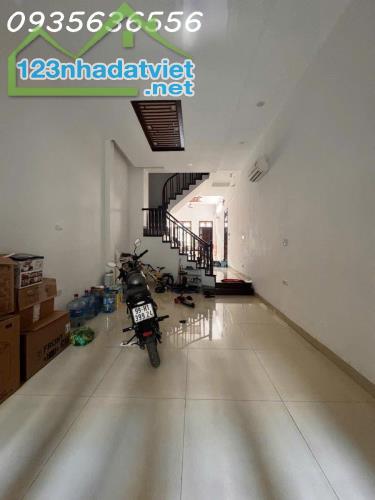 CHỦ NGƯỜI QUEN – GIÁ CHỐT CỰC SỐC- TRUNG KÍNH - CẦU GIẤY - LÔ GÓC 3 THOÁNG – PHÂN LÔ VIP