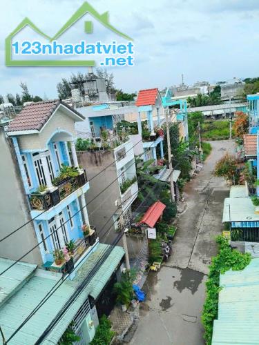 Bán NHÀ 5 Tầng CÓ HẦM, SHR sát bên chợ Long Trường - Giá Hot hơn 4ty xíu.