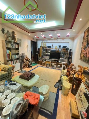 Bán nhà đống đa, 112m, mặt tiền 10m, nhà 3 tầng cũ. giá siêu tốt 18,9 tỉ