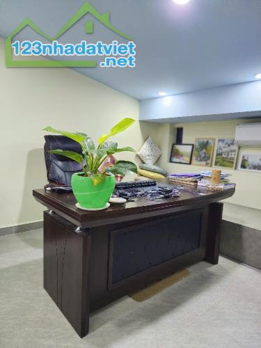 🚗 NHÀ HẺM 8M NGUYỄN VĂN QUÁ, Q12 – XE HƠI NGỦ TRONG NHÀ – 52m² CHỈ 4.6 TỶ!!!
🎁 TẶNG - 3