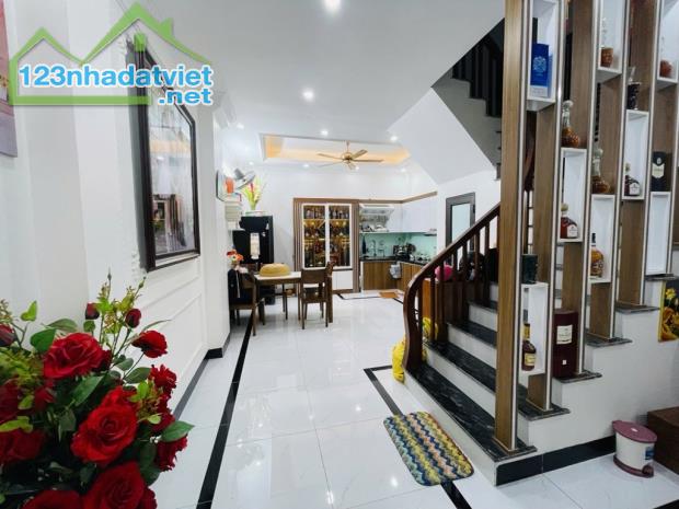 Bán Gấp Nhà 47m2, Xuân La, Ô Tô, Chỉ 9.5 Tỷ