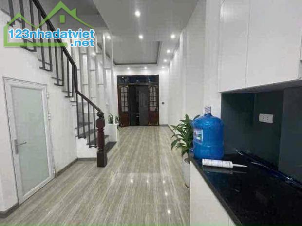 Bán gấp Nhà phố Hoàng Văn Thái – 43m2- Mặt tiền gần 4m- 4 tầng- vị trí vàng khu trung tâm - 5