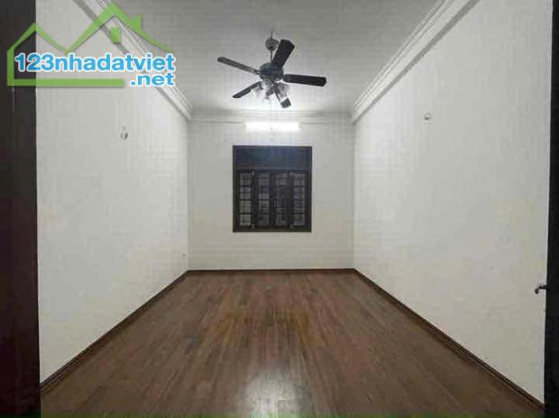 Bán gấp Nhà phố Hoàng Văn Thái – 43m2- Mặt tiền gần 4m- 4 tầng- vị trí vàng khu trung tâm - 3