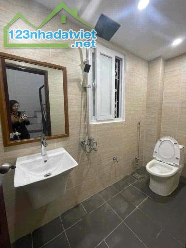 Bán gấp Nhà phố Hoàng Văn Thái – 43m2- Mặt tiền gần 4m- 4 tầng- vị trí vàng khu trung tâm - 2