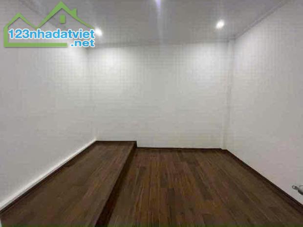 Bán gấp Nhà phố Hoàng Văn Thái – 43m2- Mặt tiền gần 4m- 4 tầng- vị trí vàng khu trung tâm - 1
