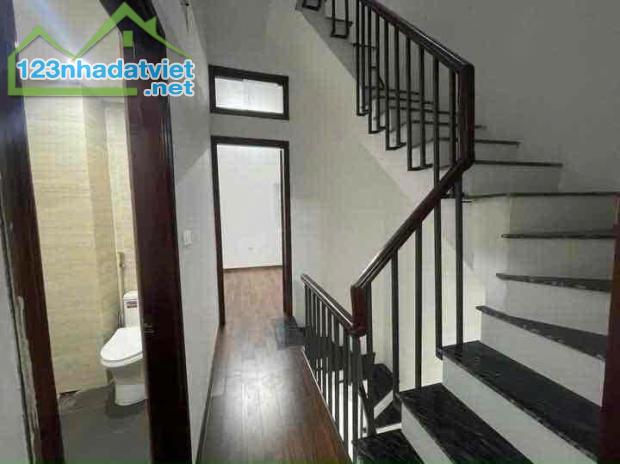 Bán gấp Nhà phố Hoàng Văn Thái – 43m2- Mặt tiền gần 4m- 4 tầng- vị trí vàng khu trung tâm