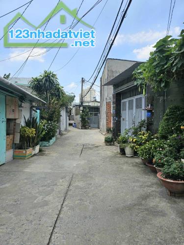 Bán Nhà Nguyễn Ảnh Thủ, 40m2, 2Tầng Đường 5m, Thông Tứ Tung xe hơi đậu trước nhà - 2