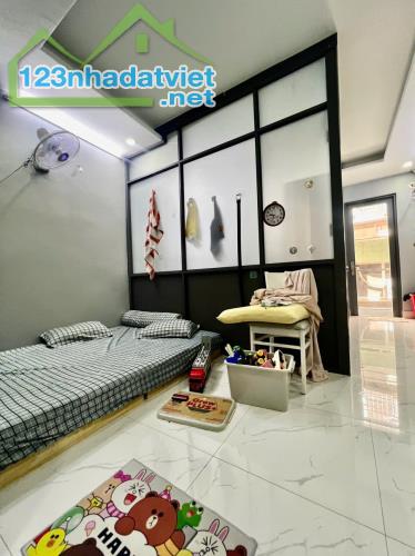 BÁN NHÀ  03 TẤM BTCT

 - KhU DÂN CƯ HIỆN HỮU, P13 , Quận 4

NGANG 4M CÓ 4 TỶ - 3