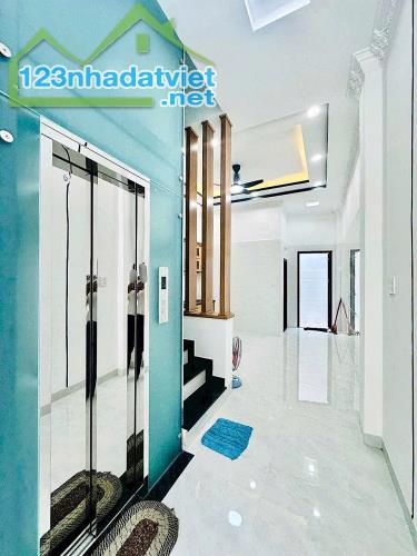 HIẾM !!! 9 TỶ X TL MẠNH - NHÀ QUẬN 10 CÓ THANG MÁY - HẺM XE HƠI - 5 TẦNG 3PN LỚN MỞ VP CTY - 2