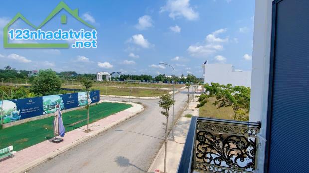 Sang nhượng nền 70m2 gần hồ bơi trung tâm Alana City - 2