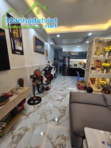 Nhà đất Quận 8, TP hcm đường Tùng Thiện Vương 57m2 nở hậu 8m 4 P.Ngủ chỉ 5 tỷ