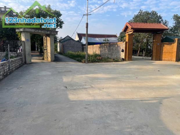 BÁN LÔ ĐẤT YÊN MỸ – CÓ SÂN RỘNG TRƯỚC NHÀ – GIÁ TỐT
Diện tích: 100,4m²