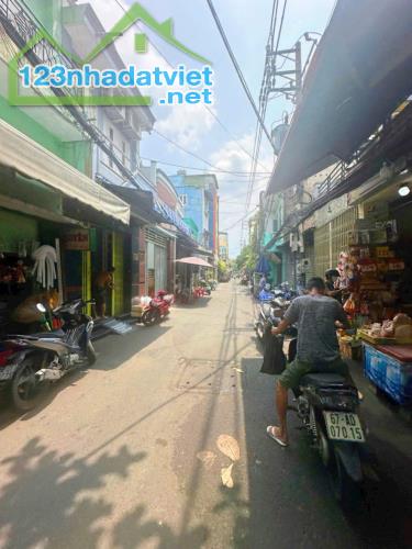 Chủ hạ giá! Hẻm nhựa 6m Nguyễn Hữu Cảnh, P22, BT - (8 x 17m) CN: 112m2 - KC: 1 tầng - Giá