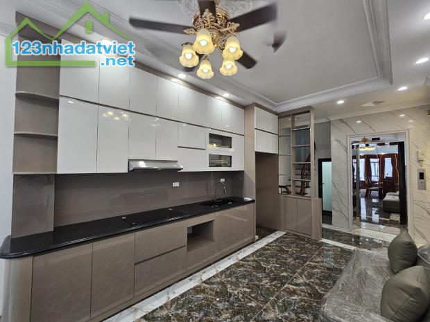 Bán nhà Hoàng Như Tiếp, 6 tầng thang máy, đủ nội thất, gần phố, DT 45m2 nở hậu - 2