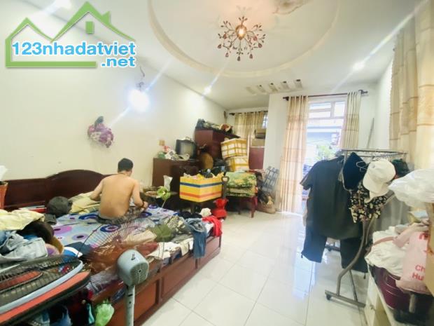 BÁN NHÀ LÔ GÓC 2 MẶT HẺM, HẺM XE TẢI, SÁT CHỢ, TRƯỜNG HỌC, DIỆN TÍCH 52M2, GIÁ CHỈ 5.6 TỶ.
