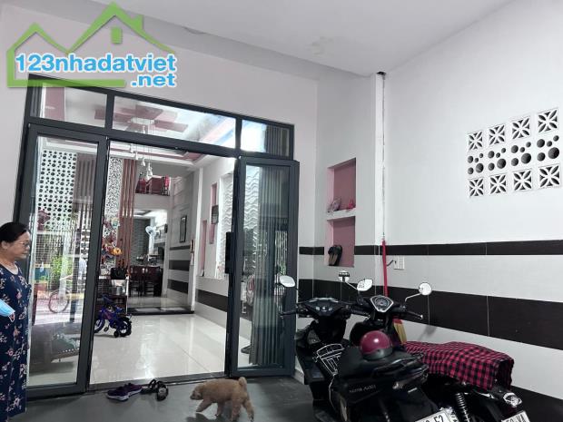 HẺM 8M XE TẢI TRÁNH - 4 TẦNG - 4M x 18M - NỘI THẤT ĐẸP - GẦN SIÊU THỊ EMART - CHỢ THẠCH ĐÀ - 4