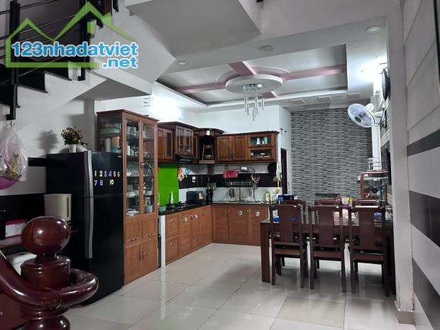 HẺM 8M XE TẢI TRÁNH - 4 TẦNG - 4M x 18M - NỘI THẤT ĐẸP - GẦN SIÊU THỊ EMART - CHỢ THẠCH ĐÀ - 2