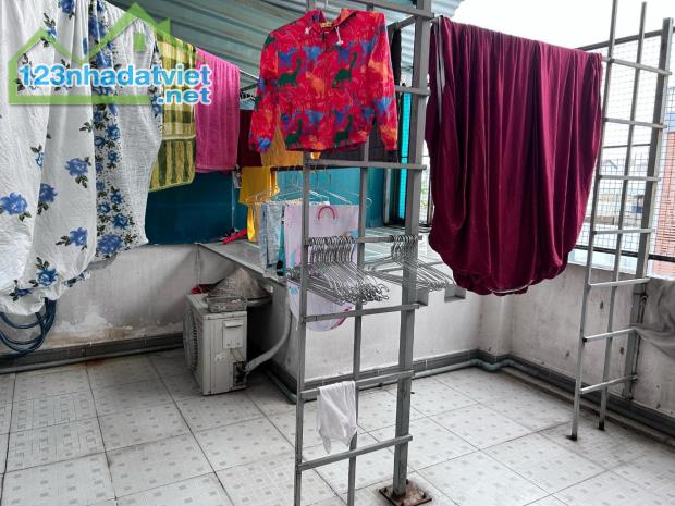 HẺM 8M XE TẢI TRÁNH - 4 TẦNG - 4M x 18M - NỘI THẤT ĐẸP - GẦN SIÊU THỊ EMART - CHỢ THẠCH ĐÀ