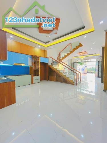 Nhà diện tích lớn 5,5 x 38 có sân trước và sân sau, 4PN 2WC đường ô tô - 2