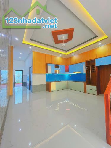 Nhà diện tích lớn 5,5 x 38 có sân trước và sân sau, 4PN 2WC đường ô tô - 3