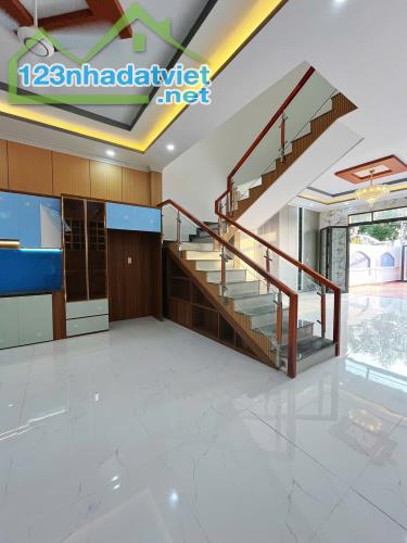 Nhà diện tích lớn 5,5 x 38 có sân trước và sân sau, 4PN 2WC đường ô tô - 4