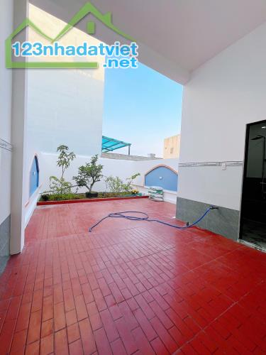 Nhà diện tích lớn 5,5 x 38 có sân trước và sân sau, 4PN 2WC đường ô tô - 5