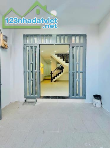 Nhà phố hiện đại hẻm 3,5m đường Phú Thuận ngay KĐT Phú Mỹ Hưng Quận 7 - 4m x 11m đủ nội th - 1