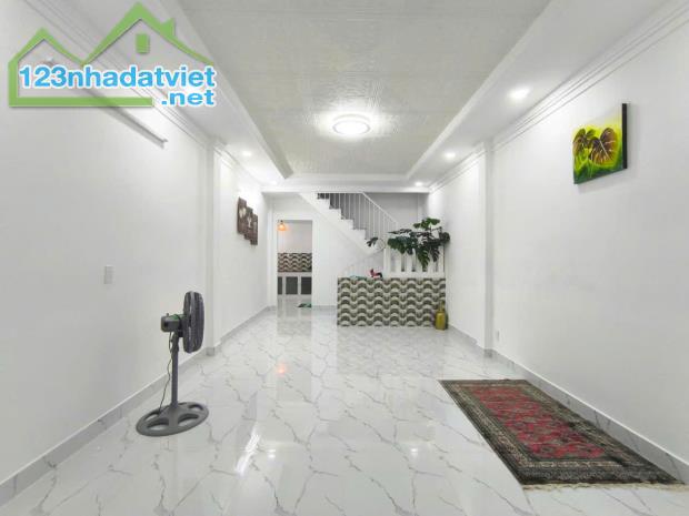 NHÀ BÁN NGUYỄN KIỆM GV - GIÁP BV 175 & 5 PHÚT RA SÂN BAY TSN - DT 55M² - 2 TẦNG HƠN 5 TỶ - 1