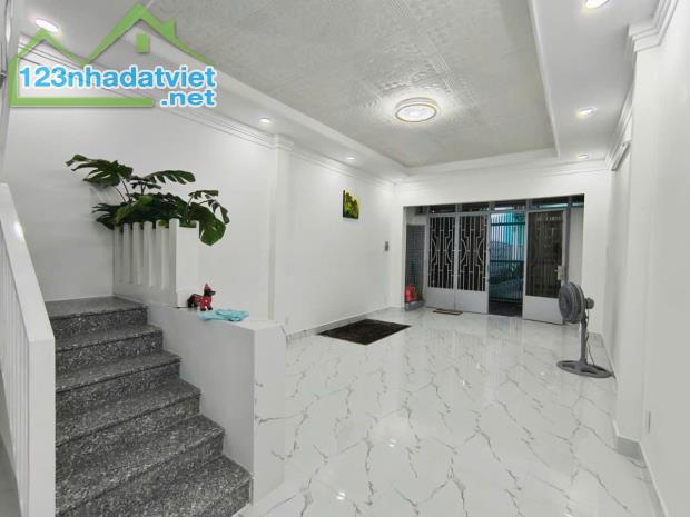 NHÀ BÁN NGUYỄN KIỆM GV - GIÁP BV 175 & 5 PHÚT RA SÂN BAY TSN - DT 55M² - 2 TẦNG HƠN 5 TỶ - 2